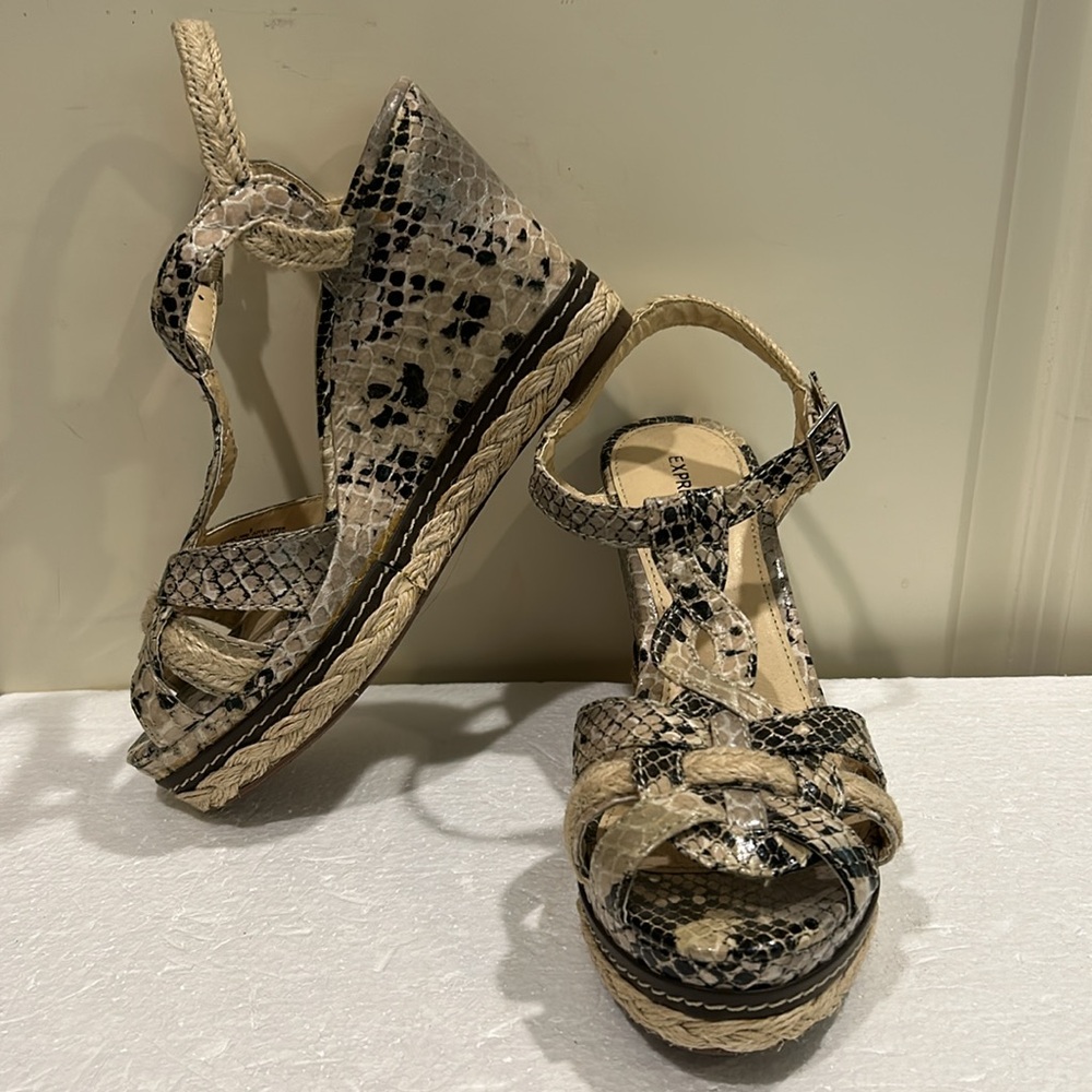 NWOT Express faux Snakeskin Strappy woven Heel open toe platform sandals size 6